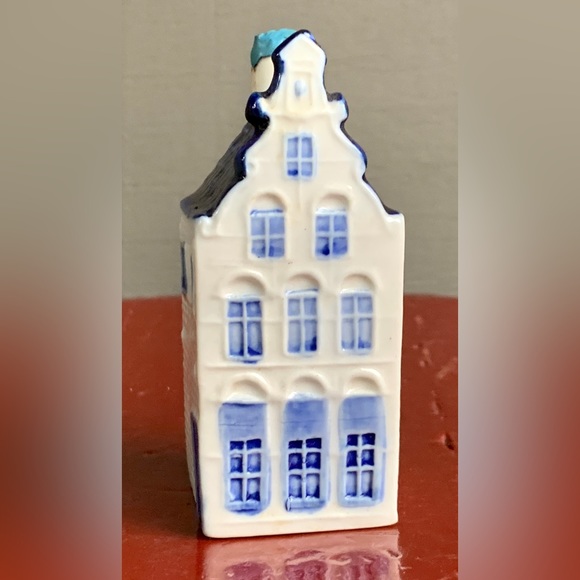 Vintage Hand Painted Ceramic  Delfts Blue Figural House Building Bottle - Picture 2 of 11